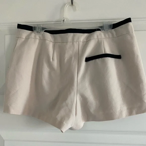 F21 Cream colored shorts - Picture 2 of 4